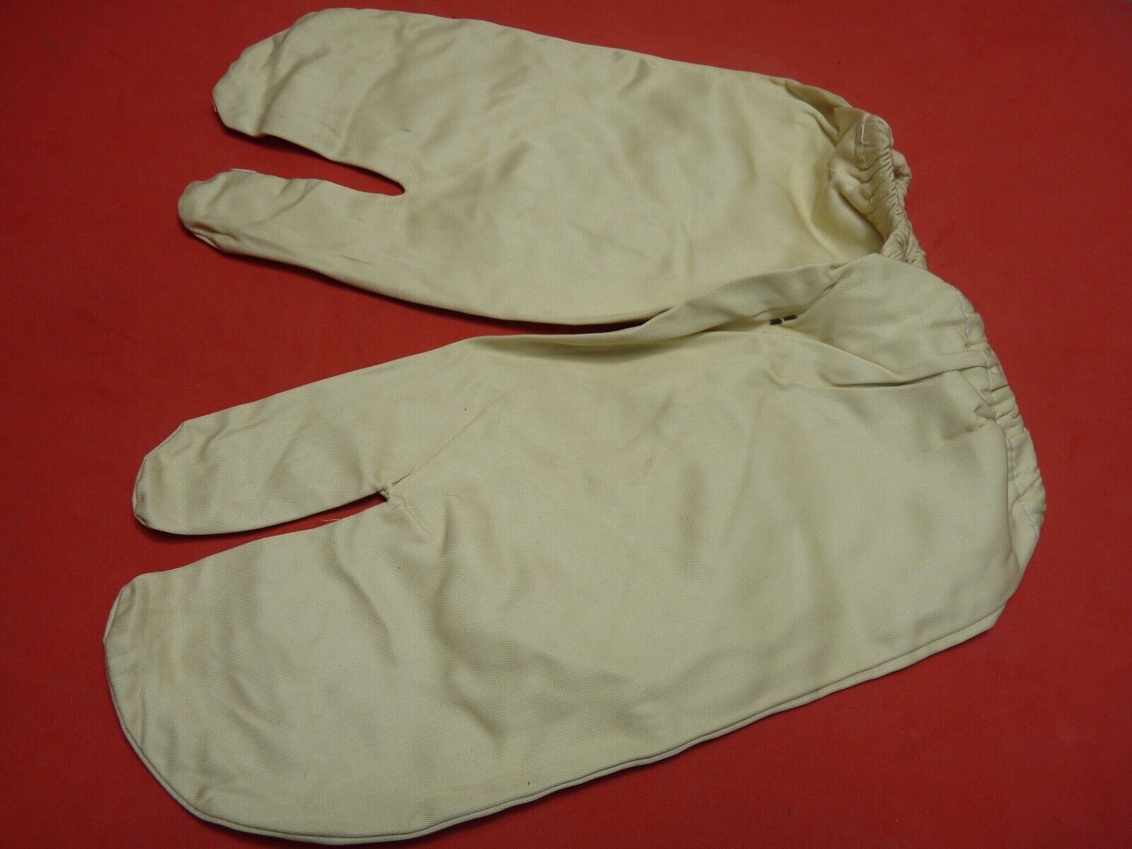 Original WW2 British Army Gunners Winter White Gloves - Dated 1942 - The Militaria Shop