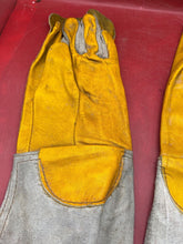 Charger l&#39;image dans la galerie, British Army Pair of Welding Gloves. WD Marked in Used Condition - The Militaria Shop
