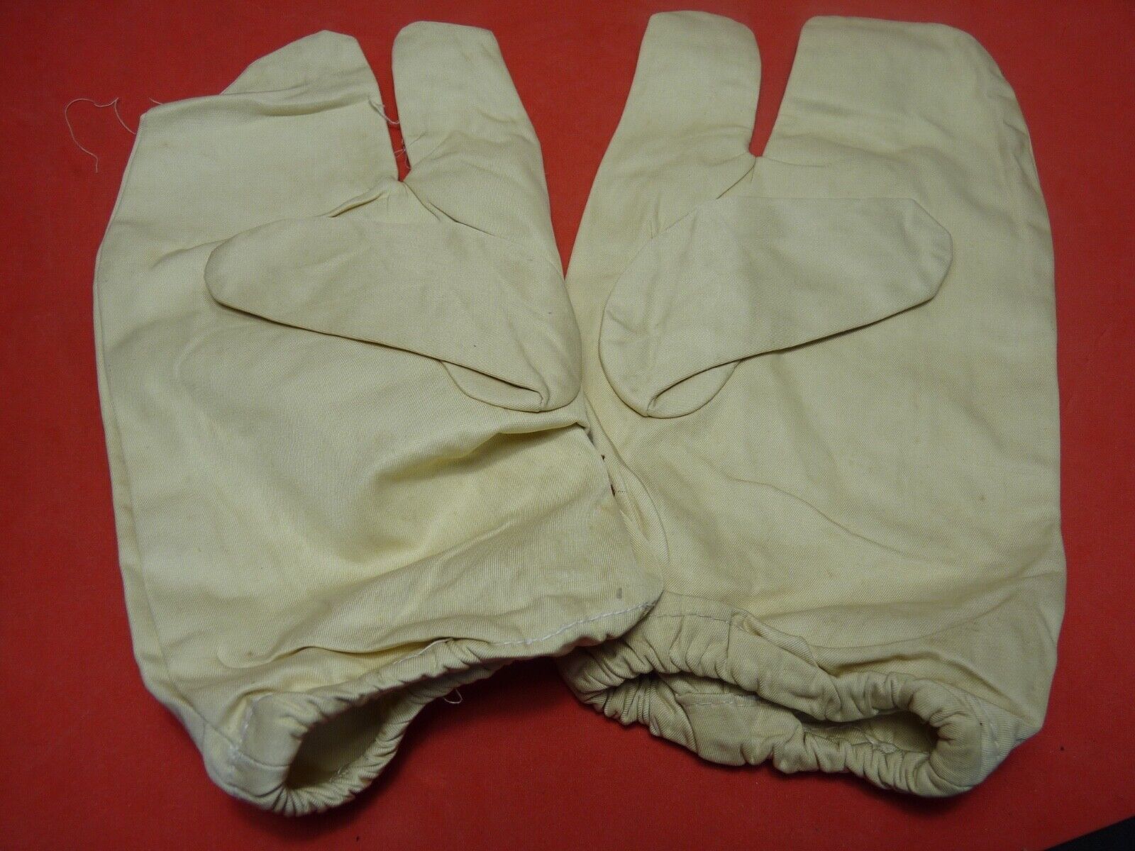 Original WW2 British Army Gunners Winter White Gloves - 1942 - The Militaria Shop
