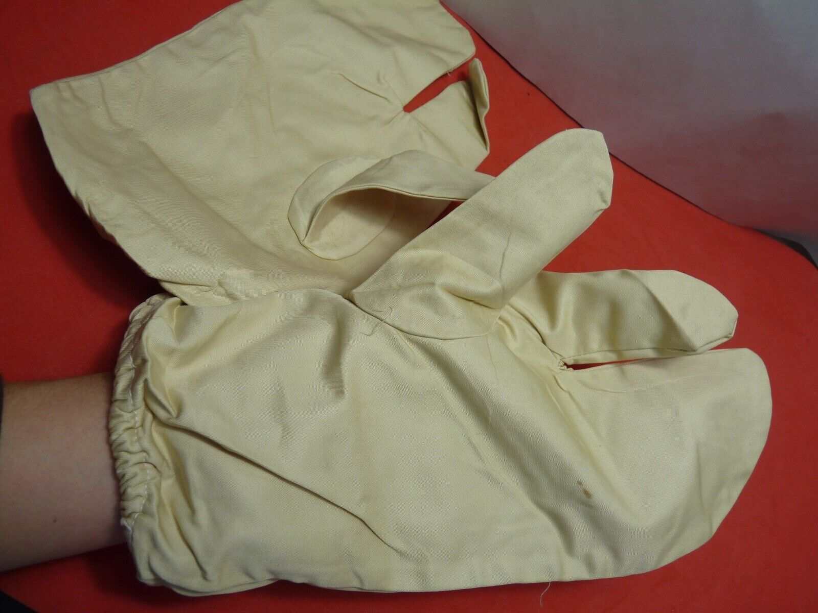 Original WW2 British Army Gunners Winter White Gloves - Dated 1942 - The Militaria Shop