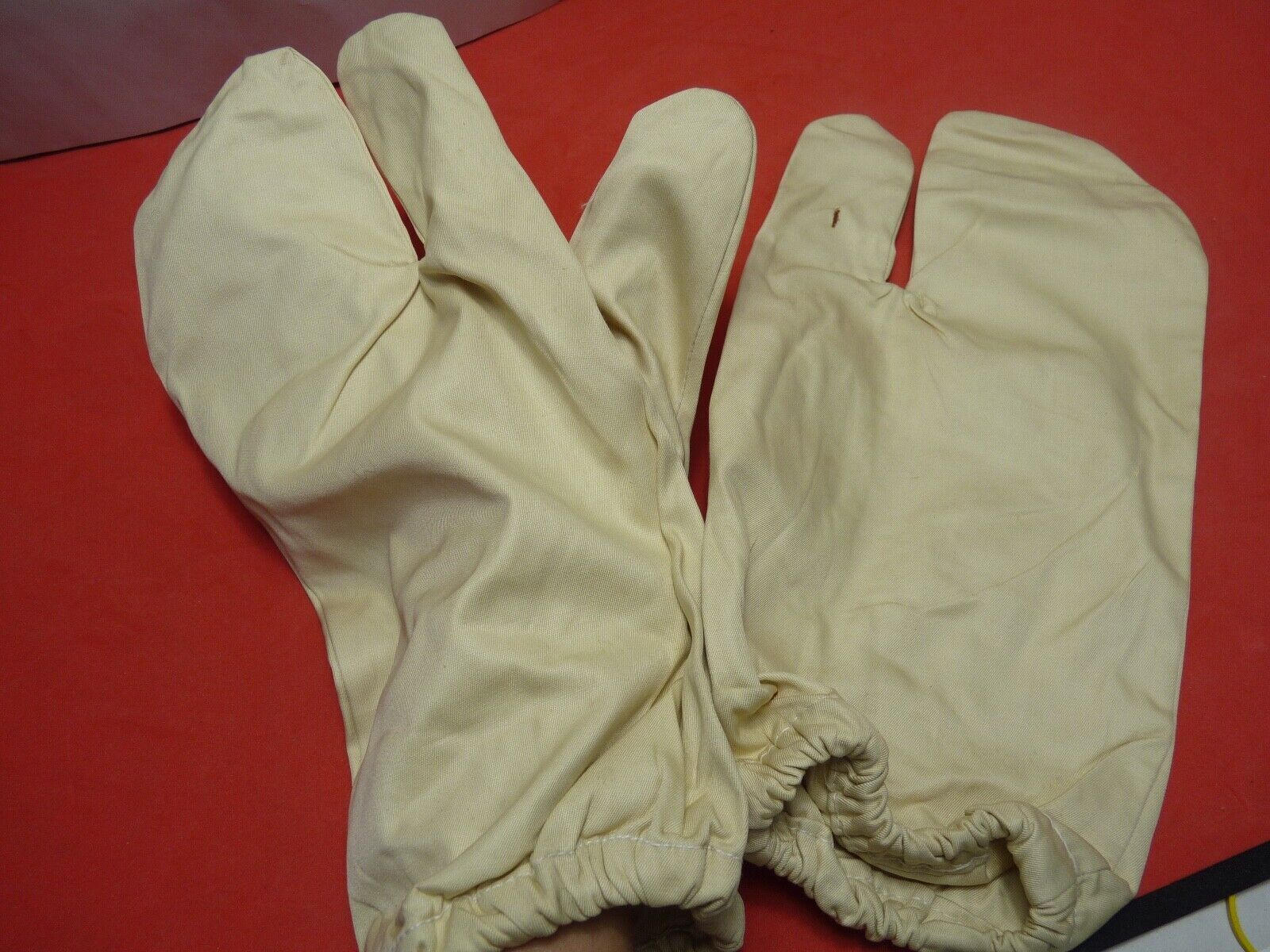 Original WW2 British Army Gunners Winter White Gloves - Dated 1942 - The Militaria Shop