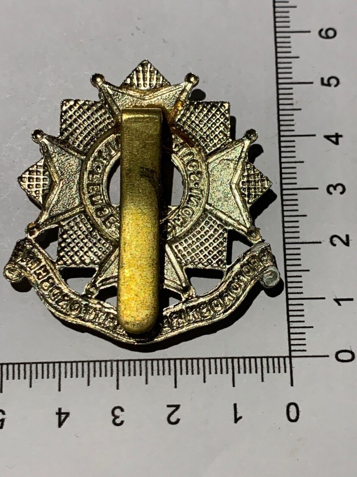A WW1 / WW2 British Army BEDFORDSHIRE & HERTFORDSHIRE white metal cap badge - The Militaria Shop