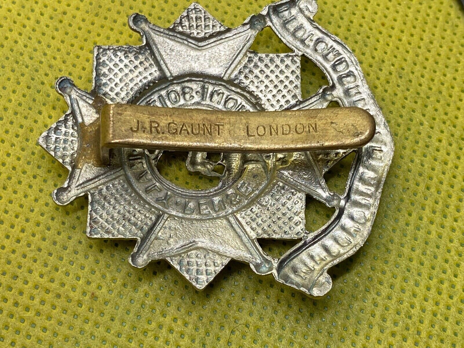 British Army Bedfordshire and Hertfordshire Cap Badge. Maker Marked - The Militaria Shop