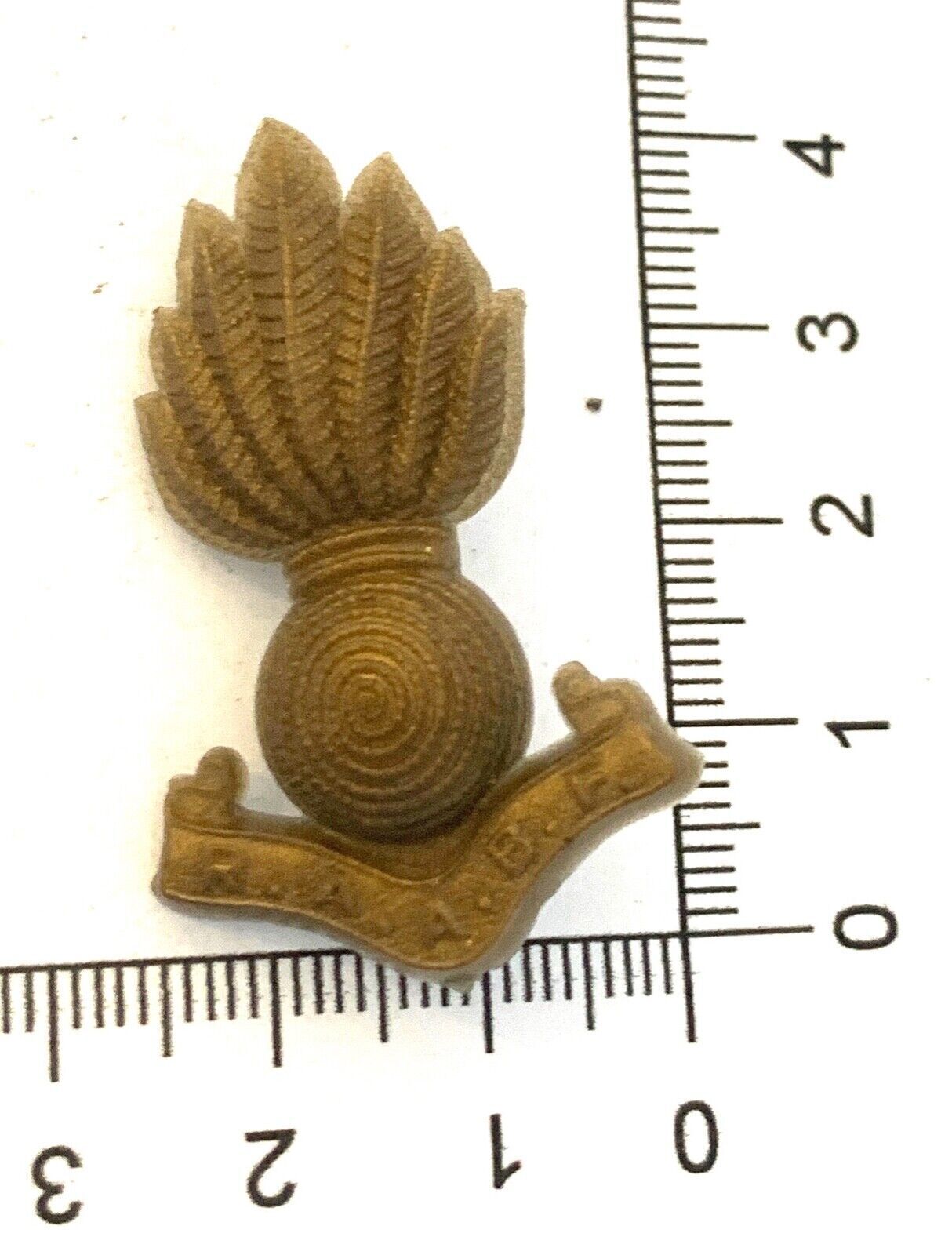A WW2 Royal Artillery Association Benevolent Fund economy issue plastic badge - The Militaria Shop