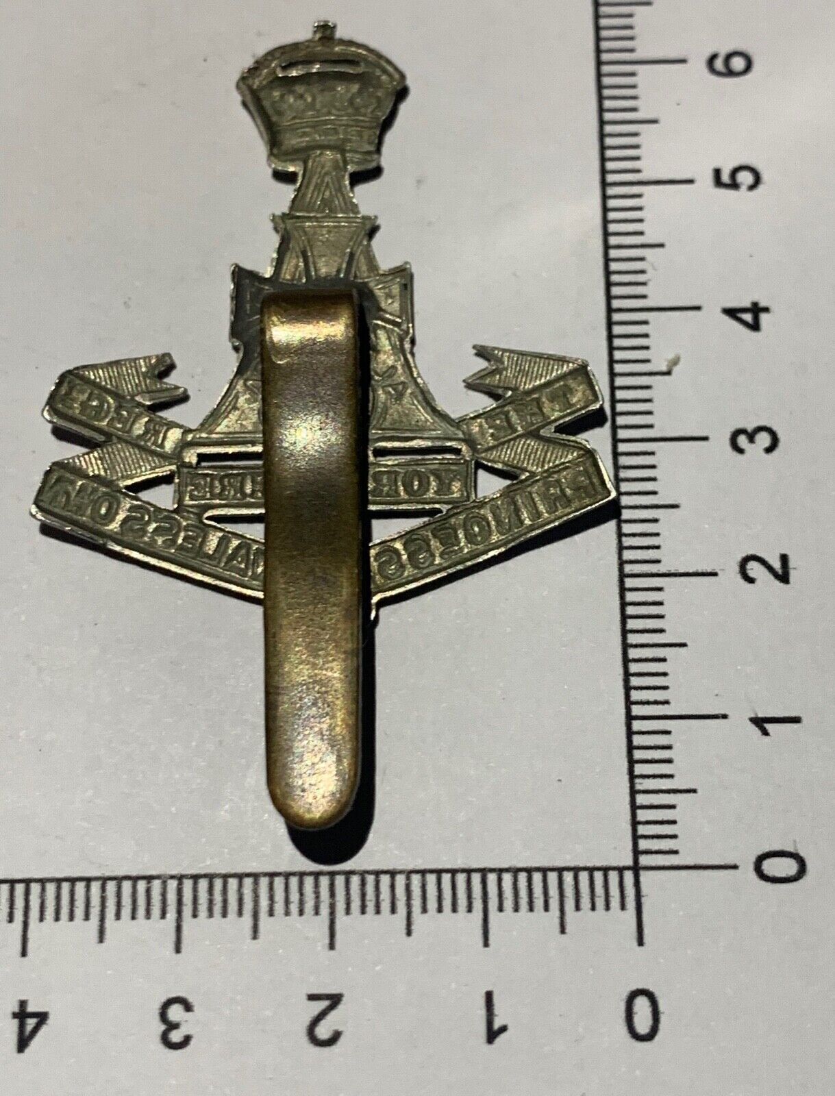 WW1 / WW2 British Army THE PRINCE OF WALE'S REGIMENT white metal Cap Badge - The Militaria Shop