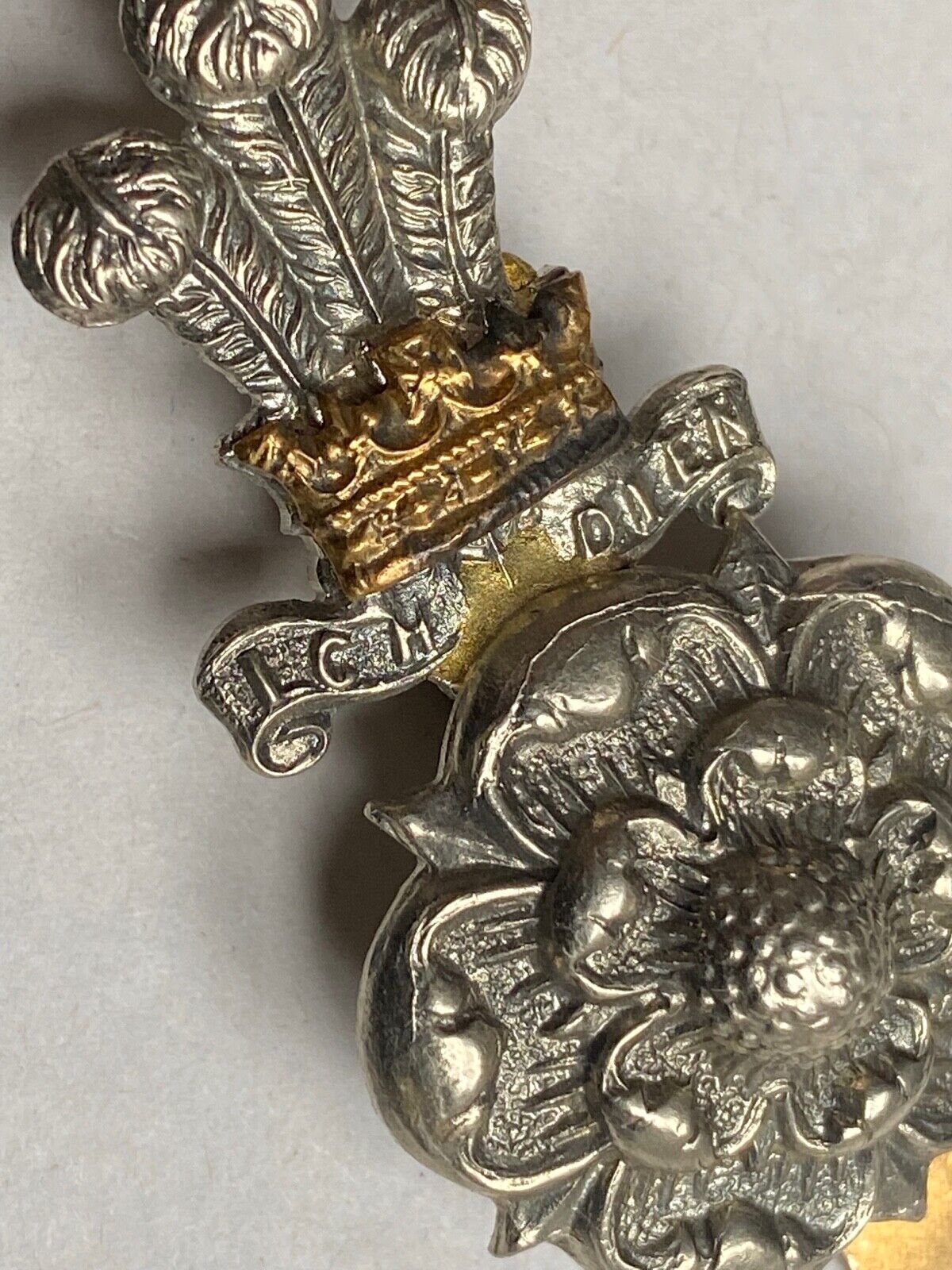 WW1 / WW2 British Army Yorkshire Hussars white metal and brass cap badge. - The Militaria Shop