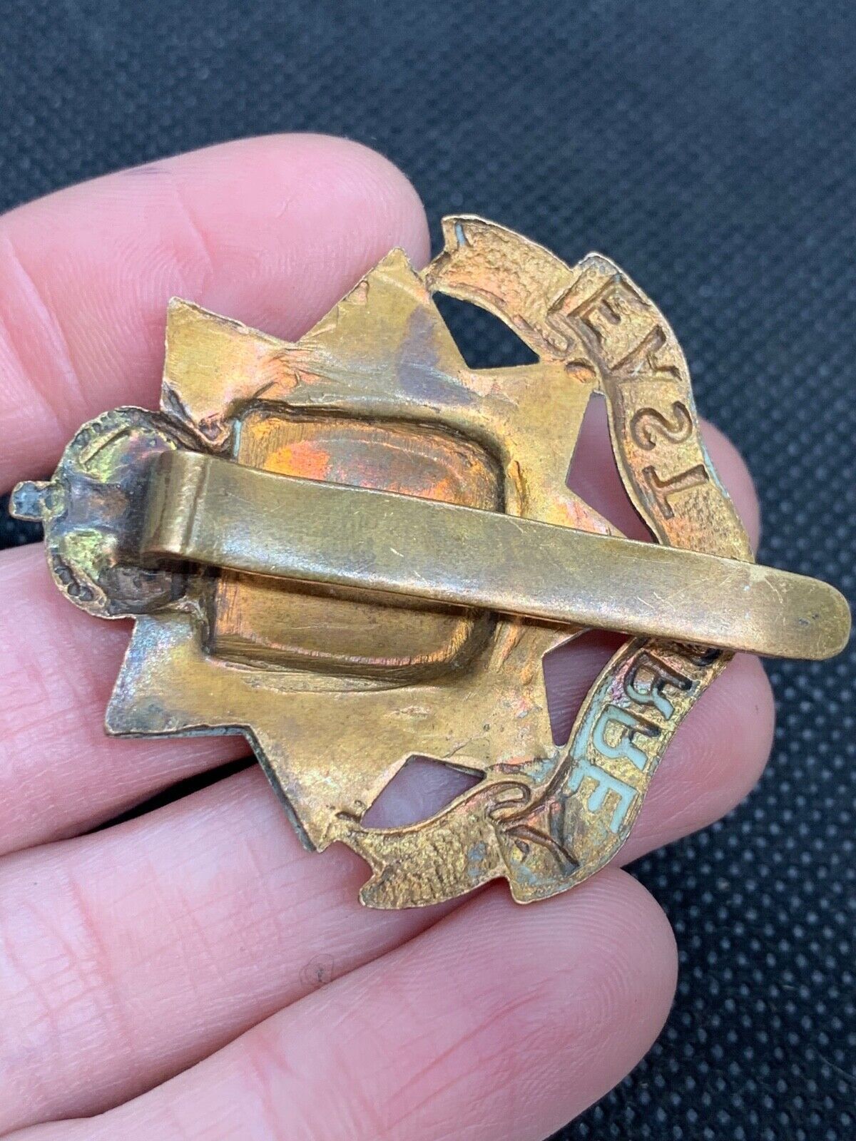 Original WW2 British Army East Surrey Kings Crown Brass Cap Badge - The Militaria Shop