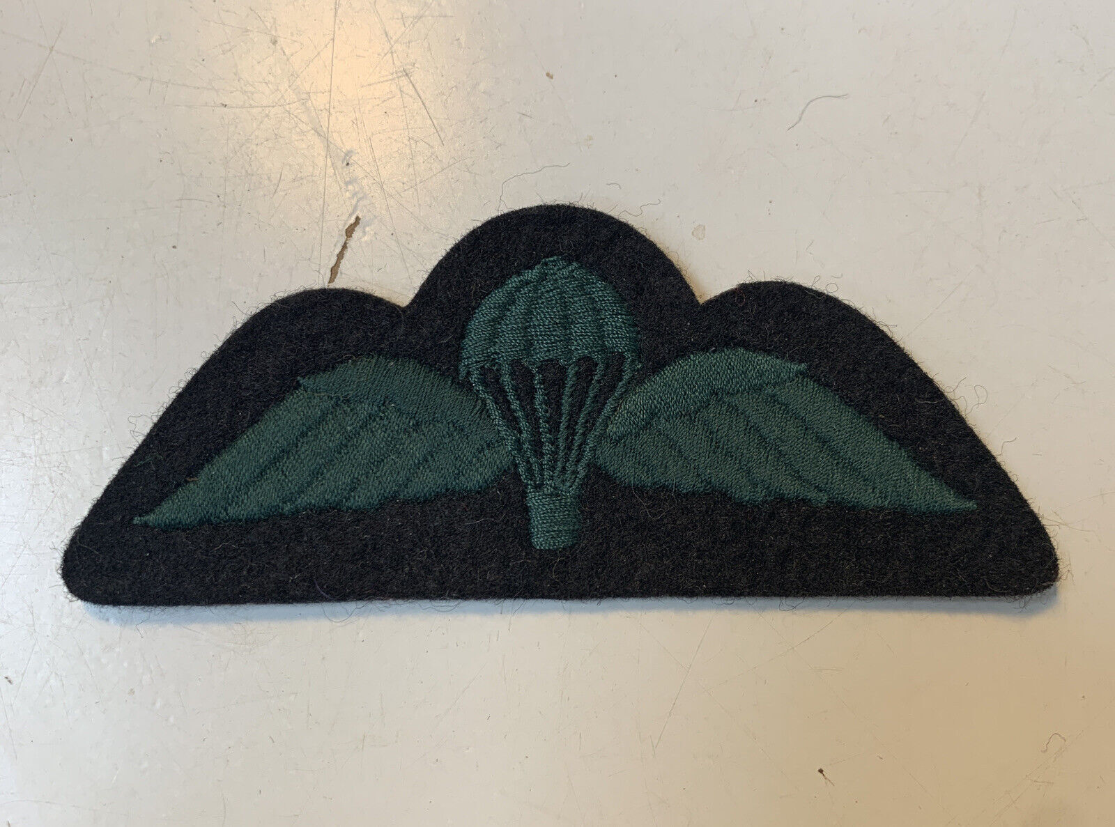 A Black Backed Green British Army paratroopers uniform jump wing badge B15 - The Militaria Shop