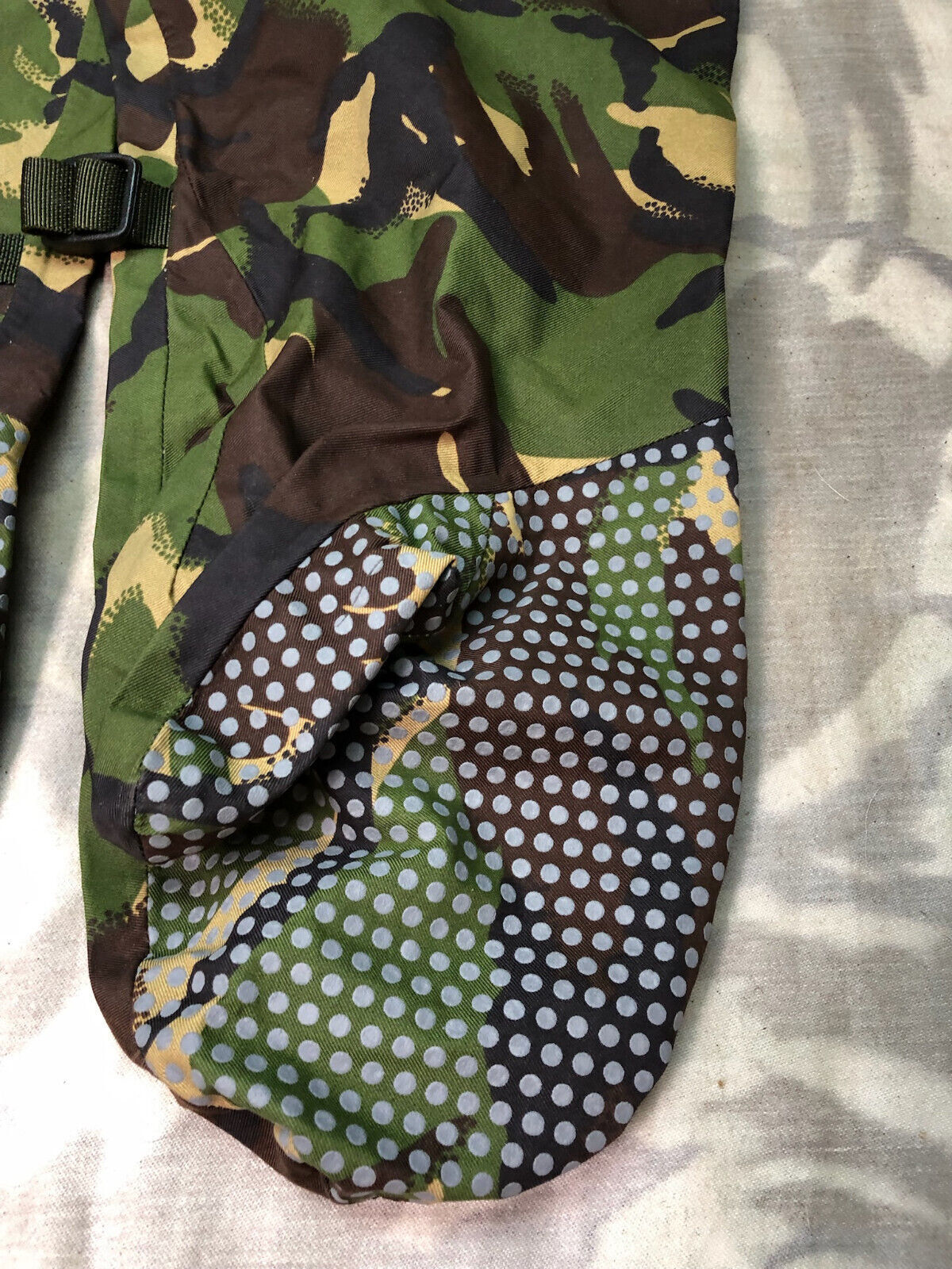 Genuine British Army DPM Camouflaged Goretex Outer Mittens - Size - Medium - The Militaria Shop