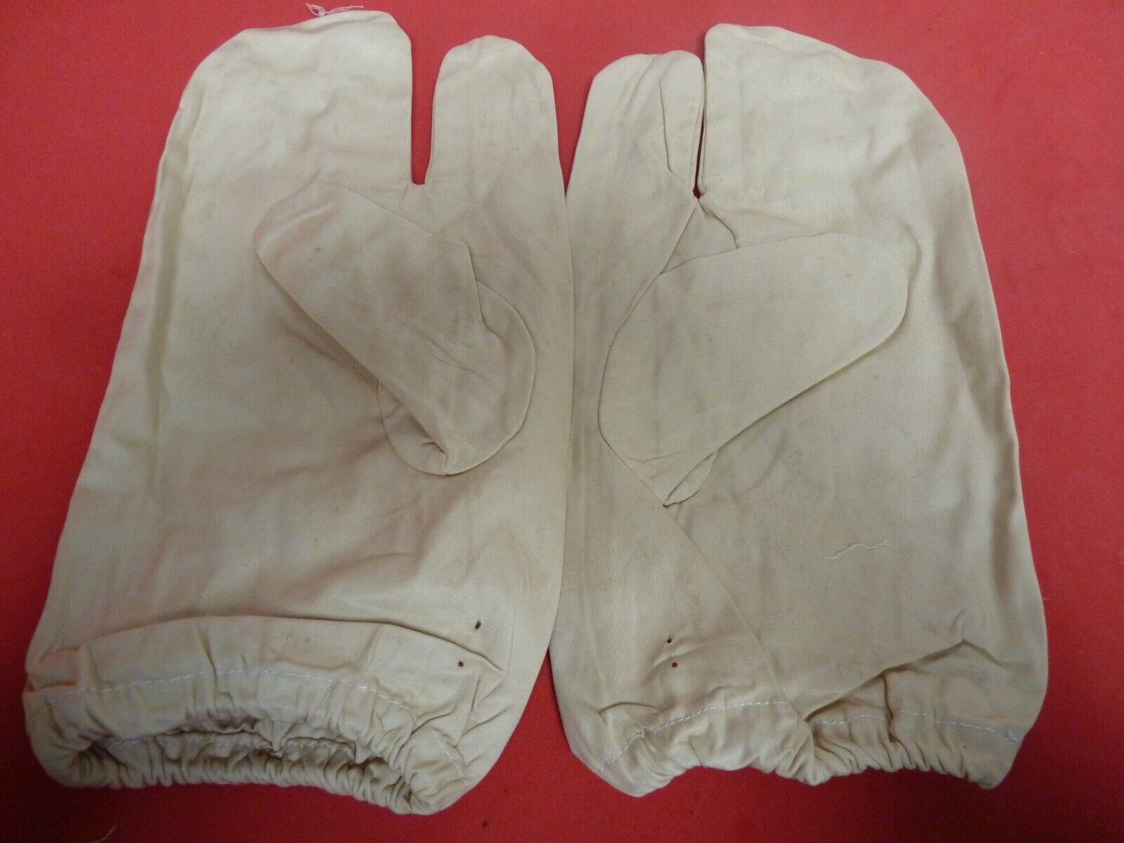 Original WW2 British Army Gunners Winter White Gloves - 1942 - The Militaria Shop