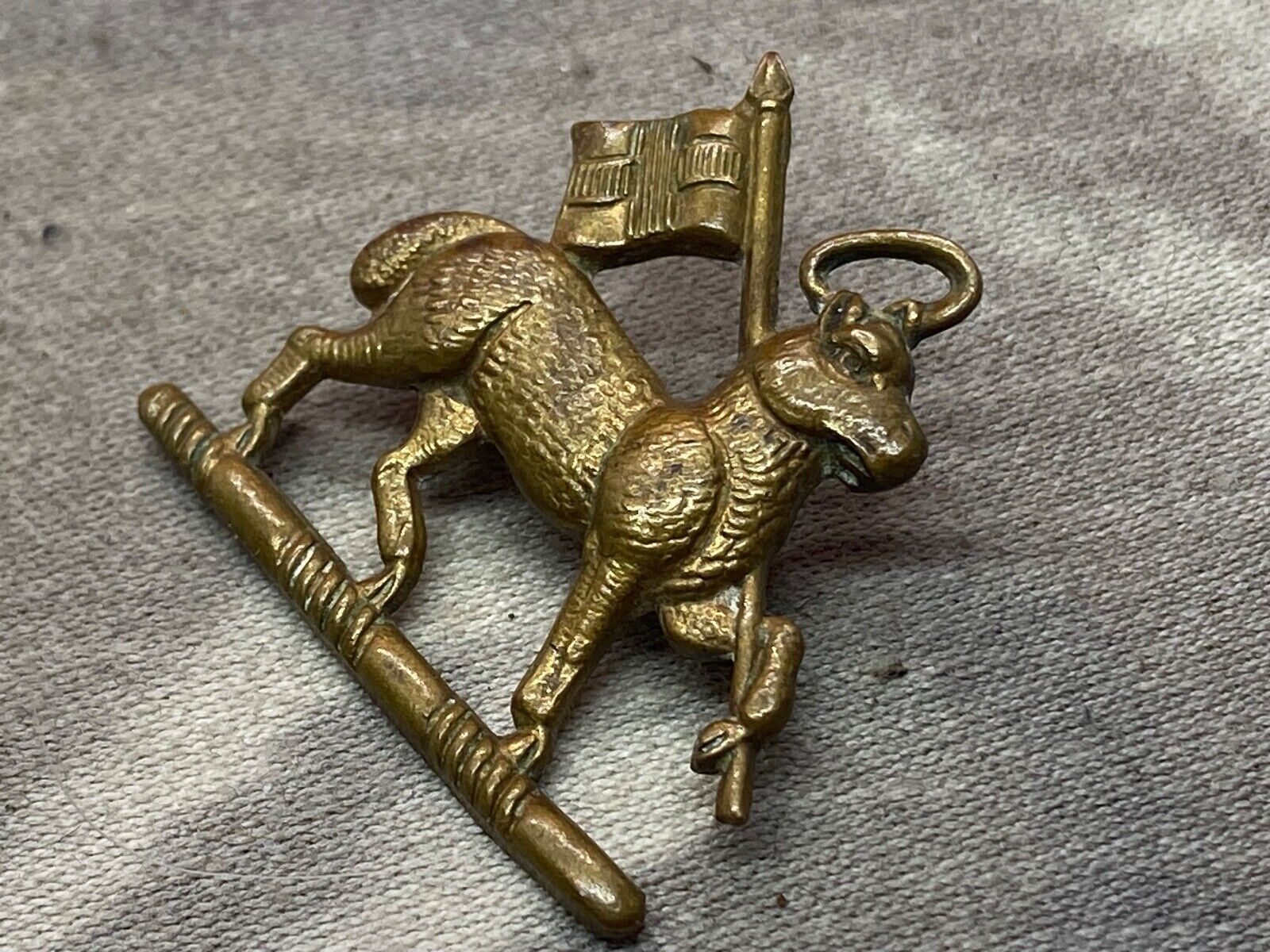 Original WW1 / WW2 British Army - Queen's West Surrey Regiment Collar Badge - The Militaria Shop
