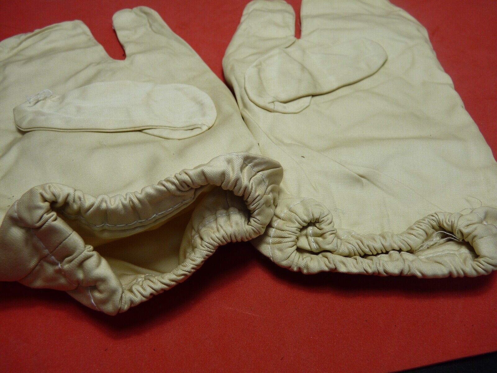 Original WW2 British Army Gunners Winter White Gloves - Dated 1942 - The Militaria Shop