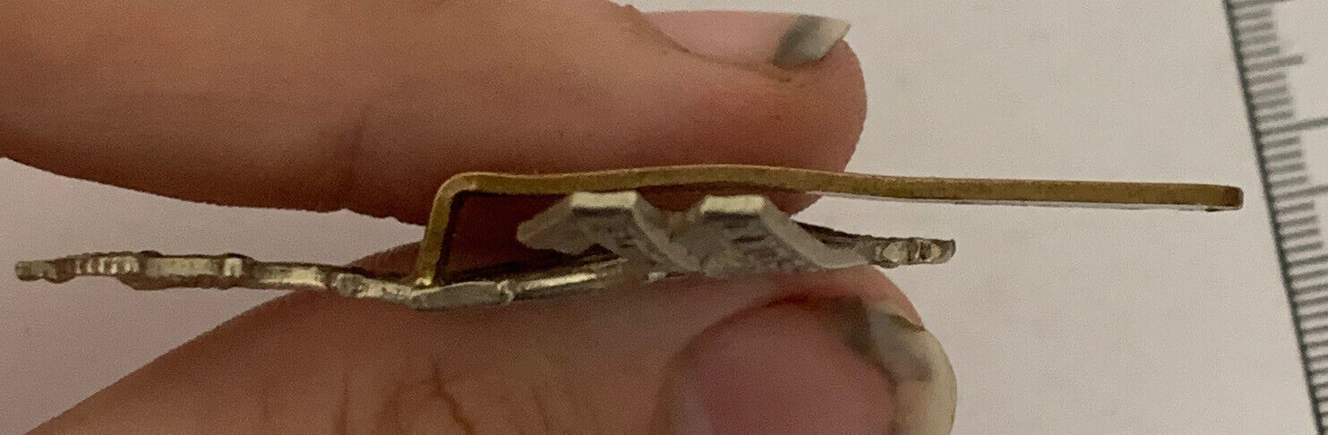 WW1 / WW2 British Army PRINCESS OF WALE'S OWN YORKSHIRE white metal cap bad - The Militaria Shop