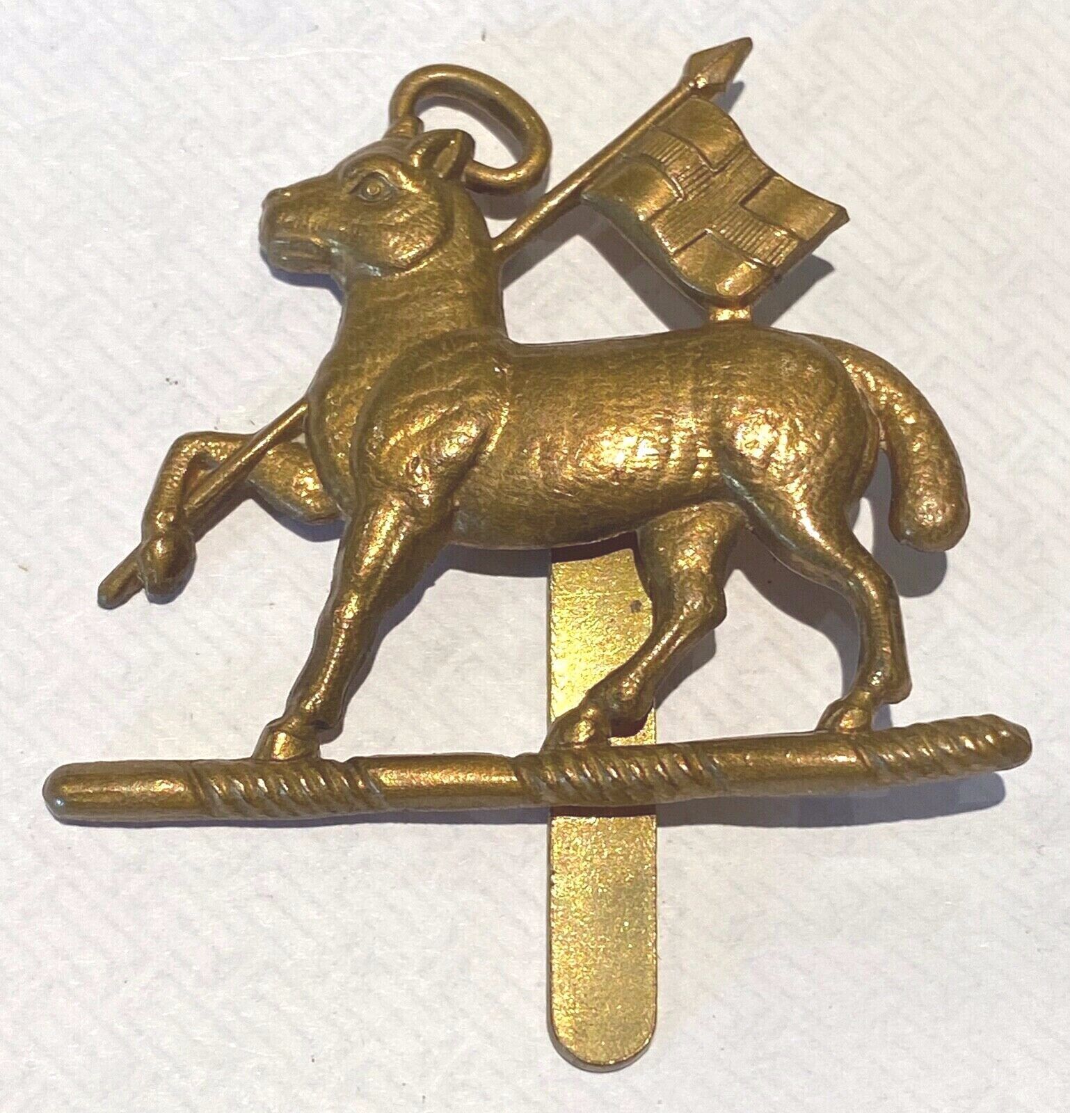 A WW1 / WW2 British Army West Surreys The Queen's Royal Regiment cap badge - The Militaria Shop