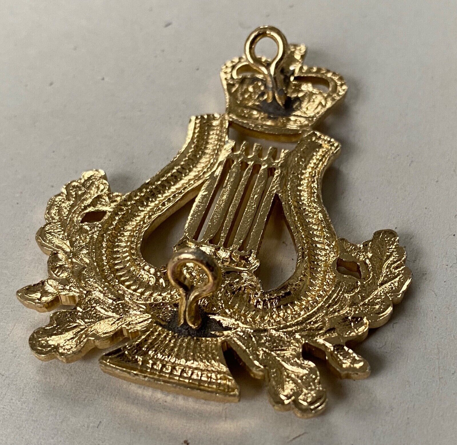 A Queens Crown British Army MUSICIAN'S staybrite cap badge - nice condition - The Militaria Shop