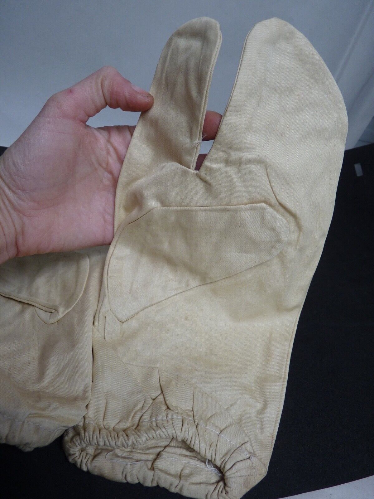 Original WW2 British Army Gunners Winter White Gloves - The Militaria Shop