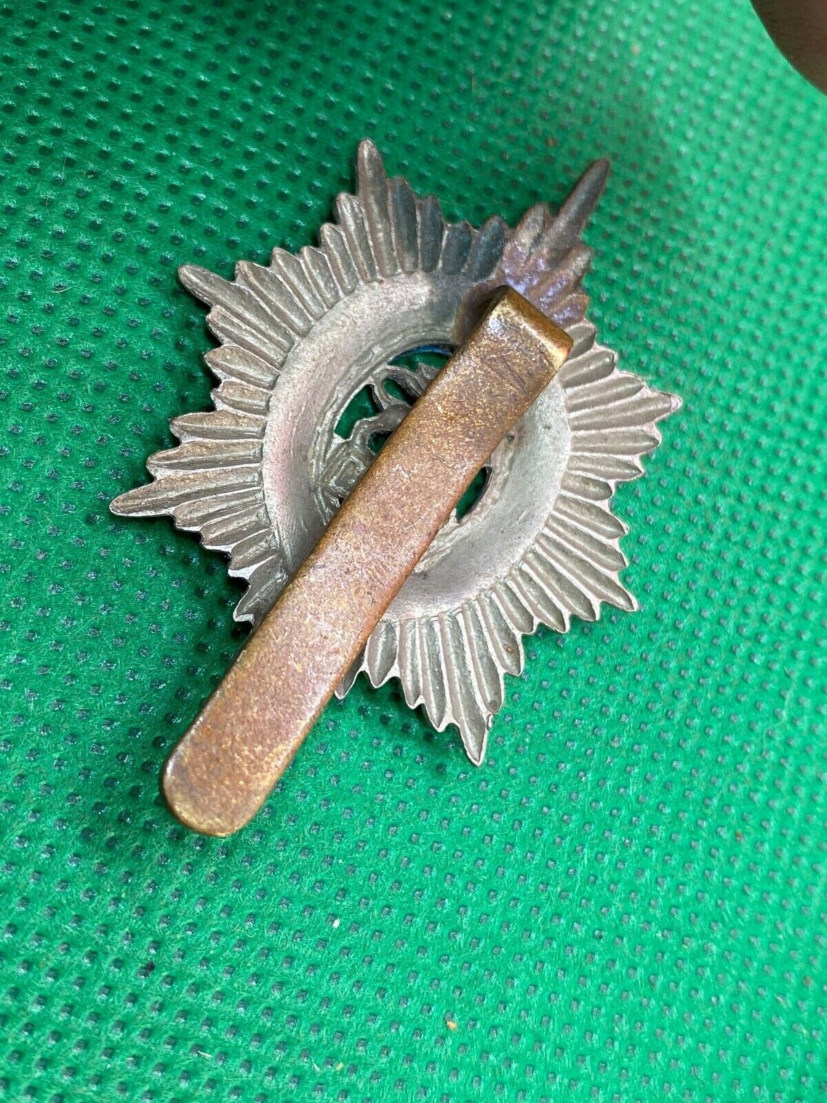Original WW1 / WW2 British Army Worcestershire Regiment Cap Badge - The Militaria Shop
