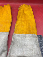 Charger l&#39;image dans la galerie, British Army Pair of Welding Gloves. WD Marked in Used Condition - The Militaria Shop
