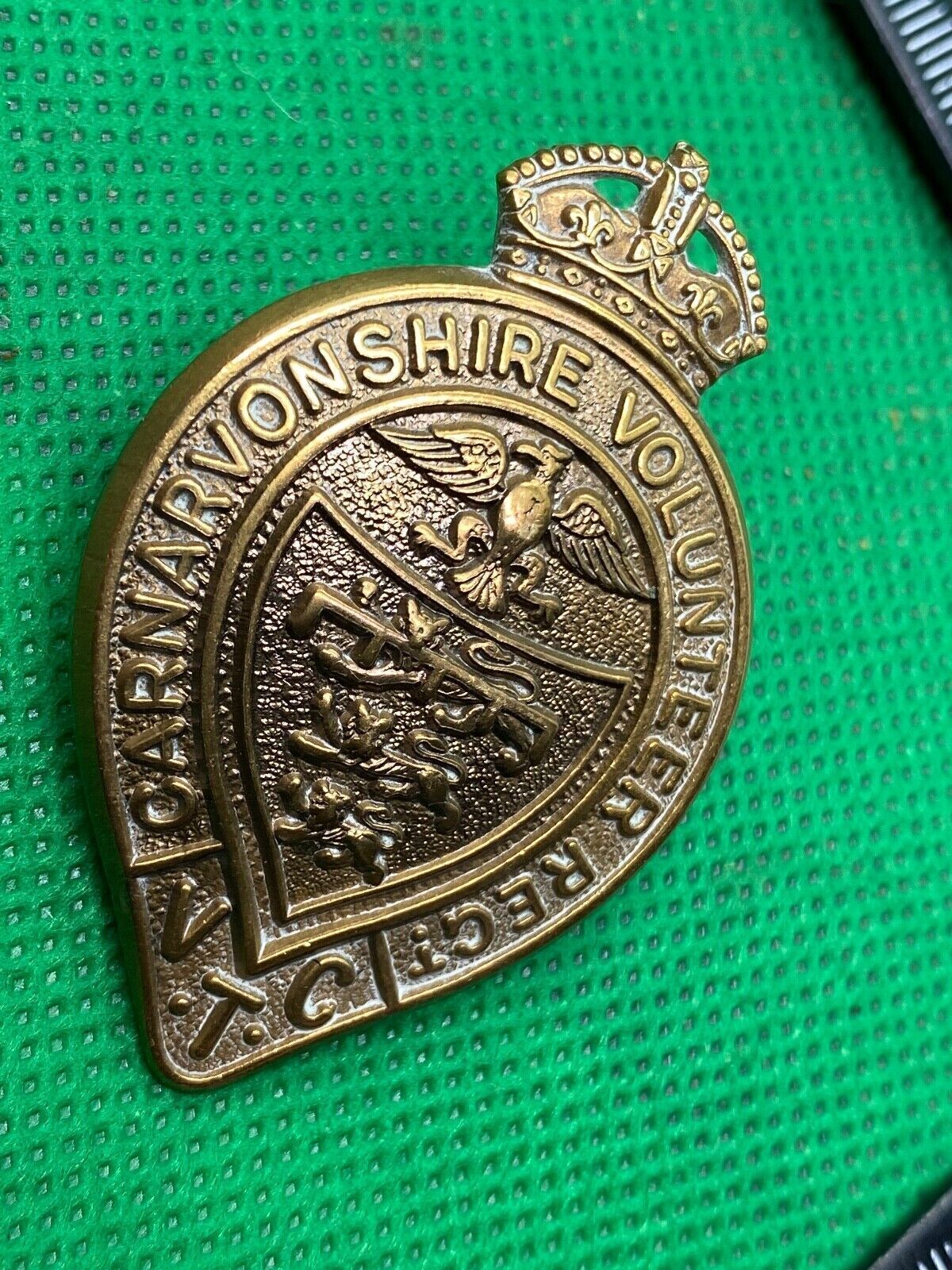 British Army - Carnarvonshire Volunteer Regiment VTC King's Crown Cap Badge - The Militaria Shop