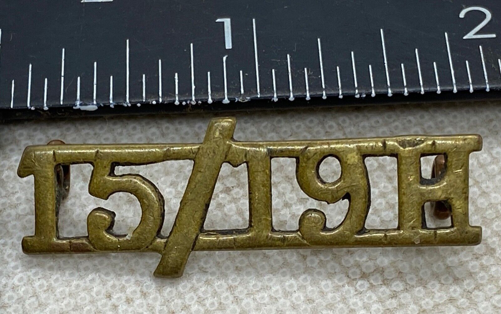 WW2 15/19th Hussars - brass shoulder title. Good original condition. - The Militaria Shop