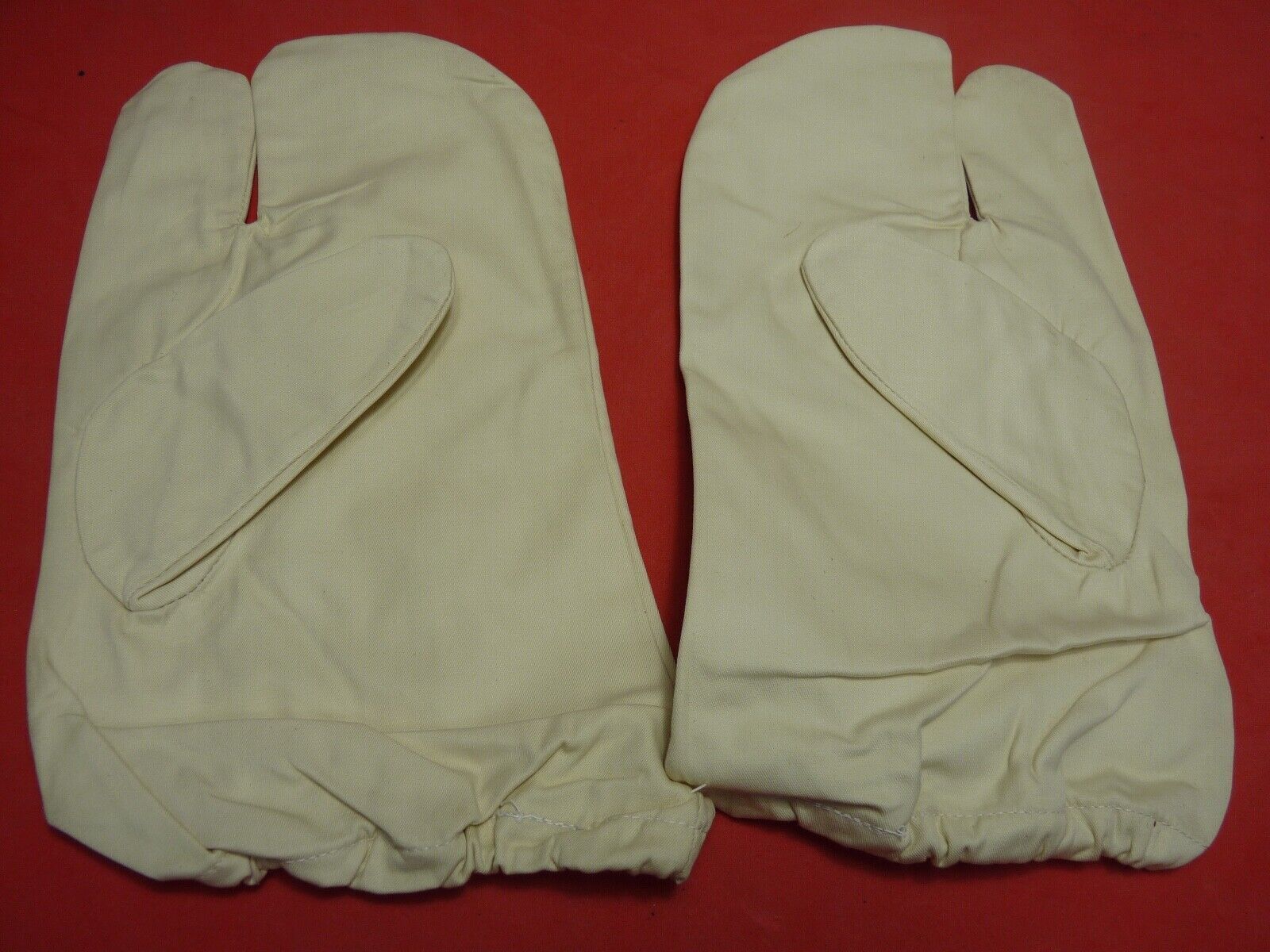 Original WW2 British Army Gunners Winter White Gloves - Dated 1941 - The Militaria Shop