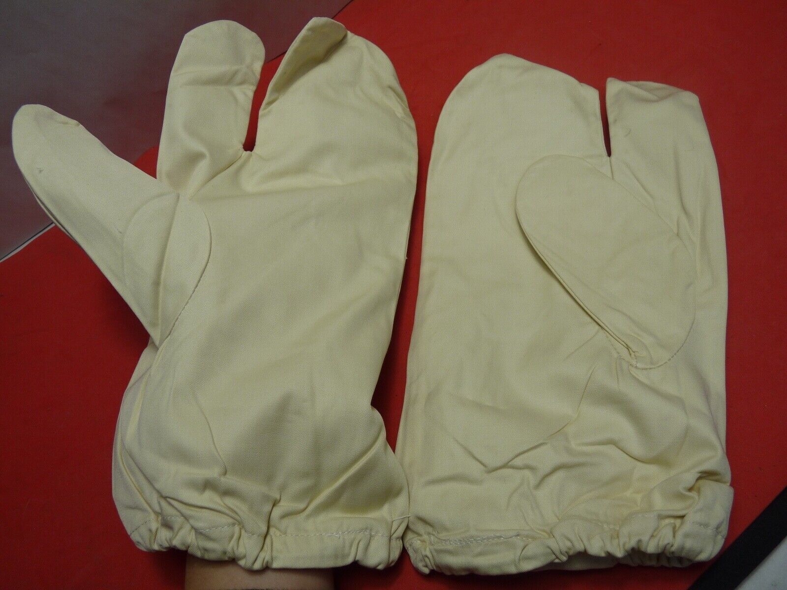 Original WW2 British Army Gunners Winter White Gloves - Dated 1941 - The Militaria Shop