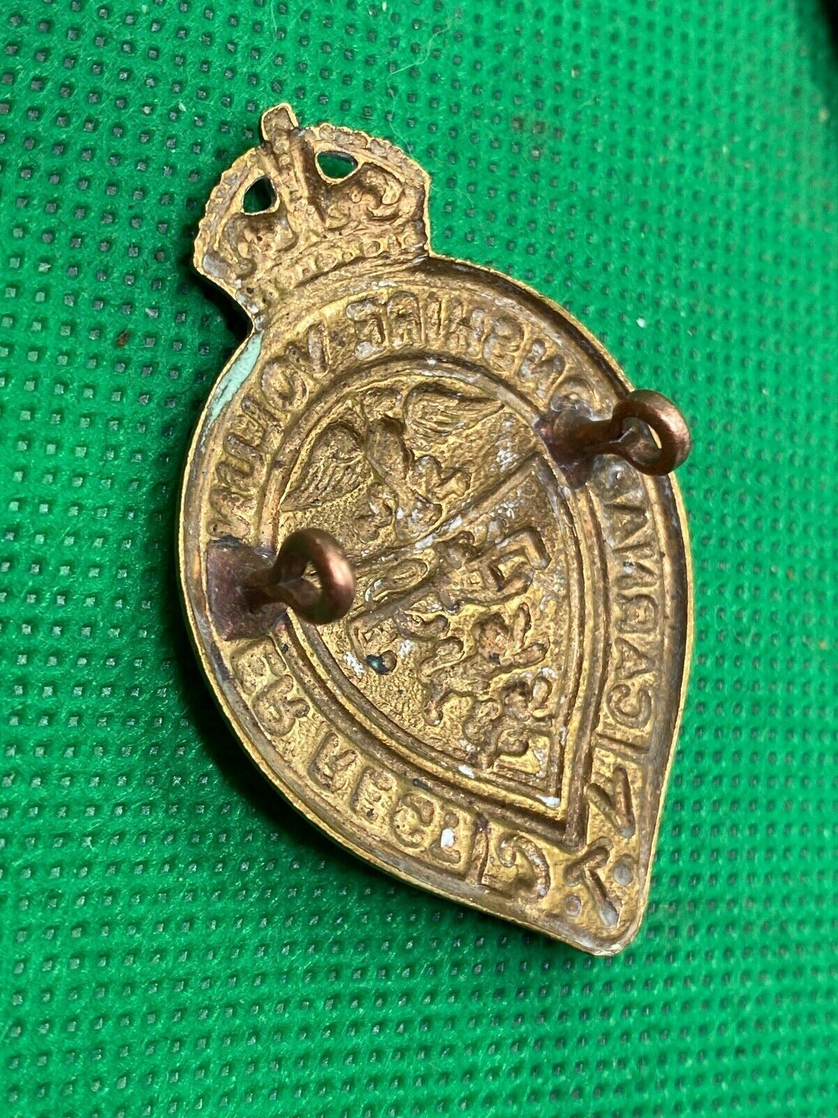 British Army - Carnarvonshire Volunteer Regiment VTC King's Crown Cap Badge - The Militaria Shop