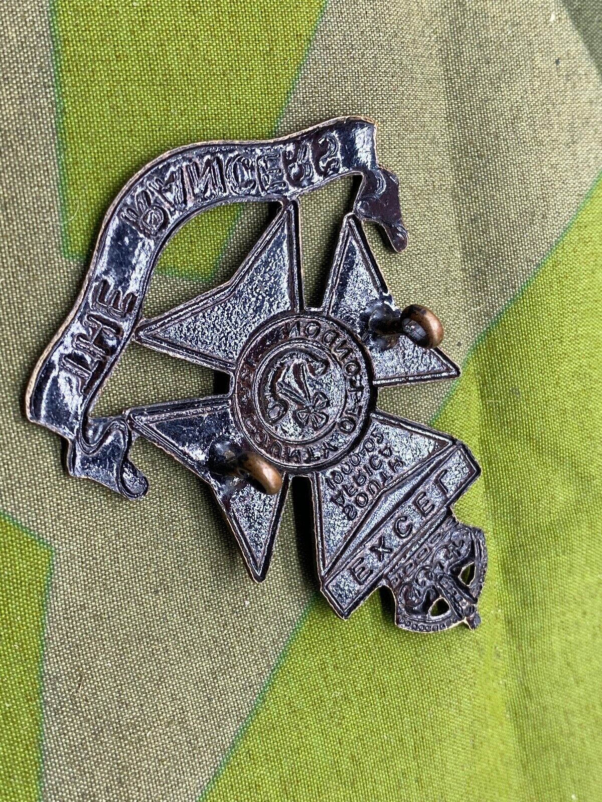 WW1 / WW2 THE RANGERS Blackened Kings Crown Cap Badge - The Militaria Shop