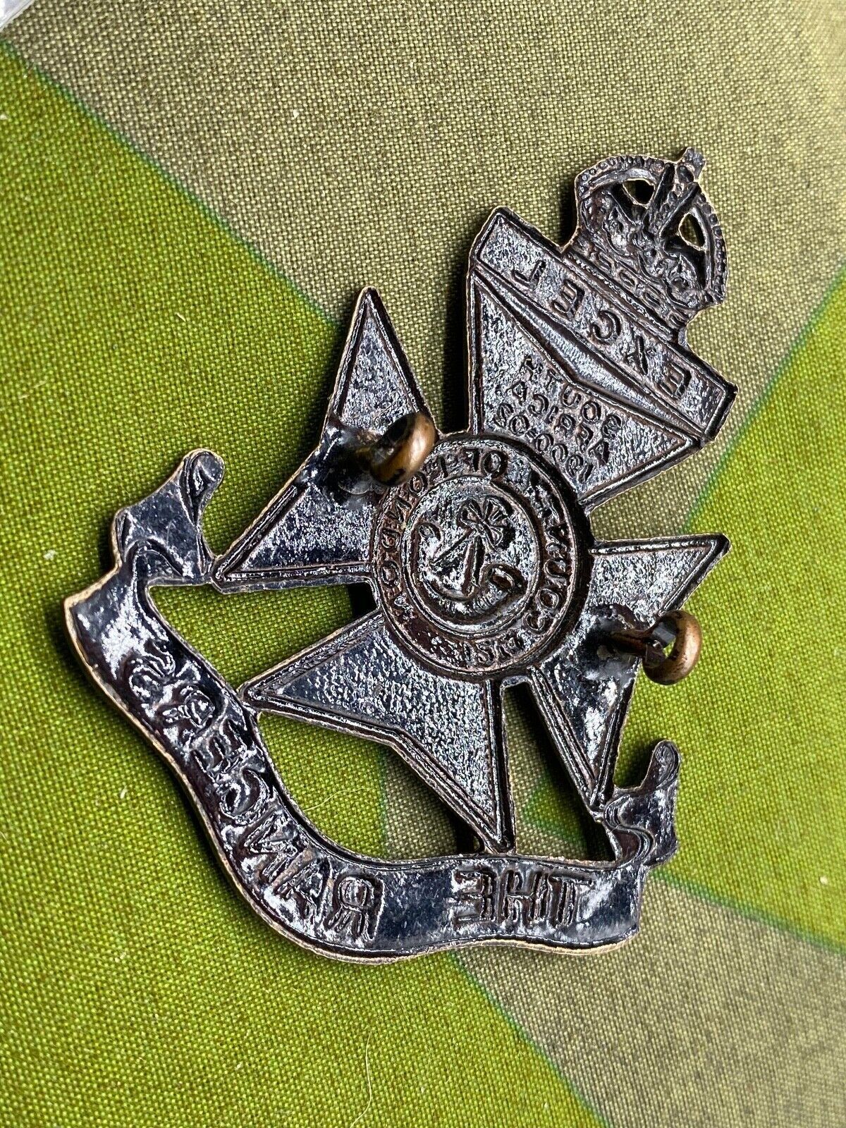 WW1 / WW2 THE RANGERS Blackened Kings Crown Cap Badge - The Militaria Shop