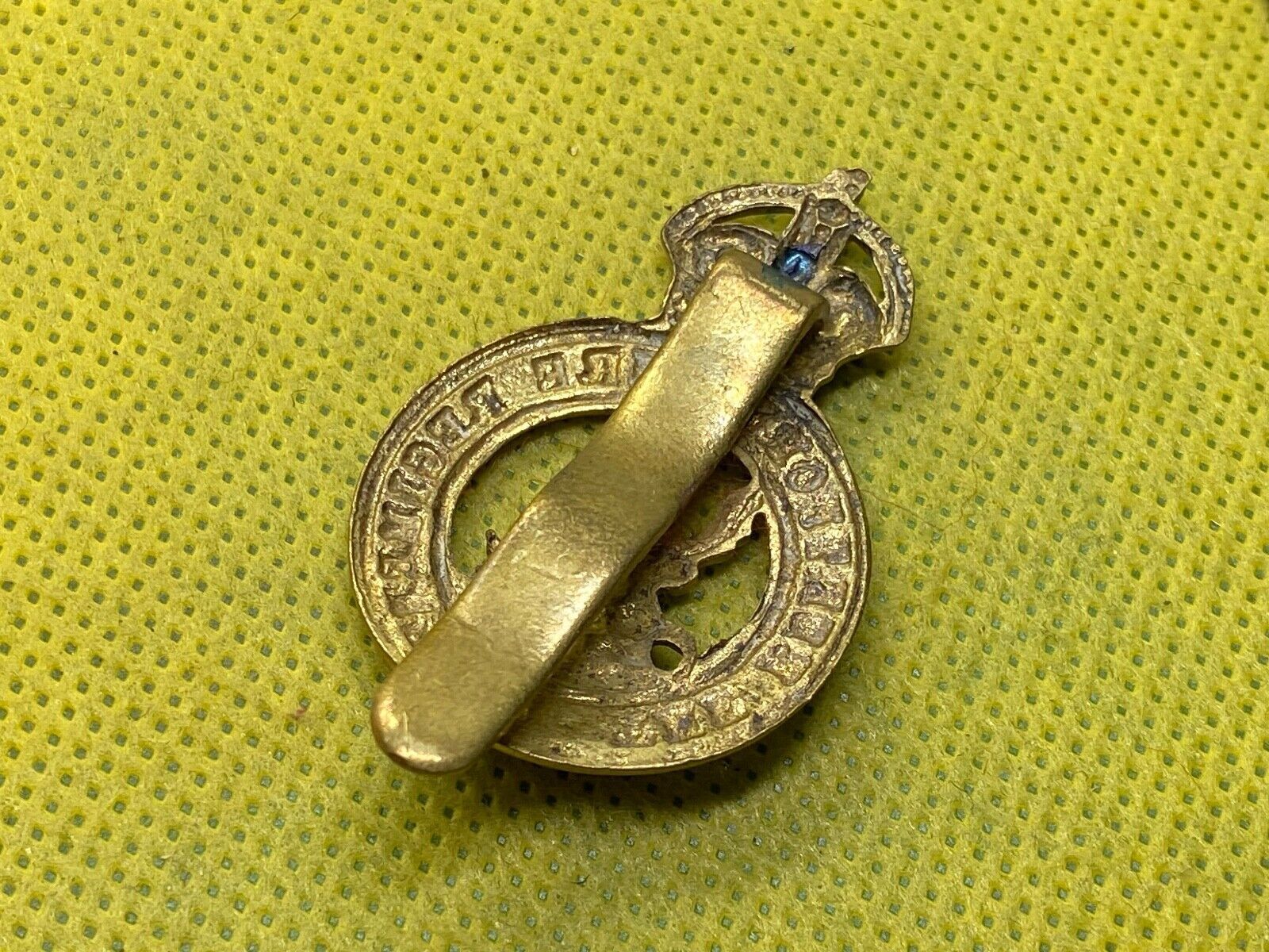 British Army King's Crown Herefordshire Regiment Cap Badge. - The Militaria Shop
