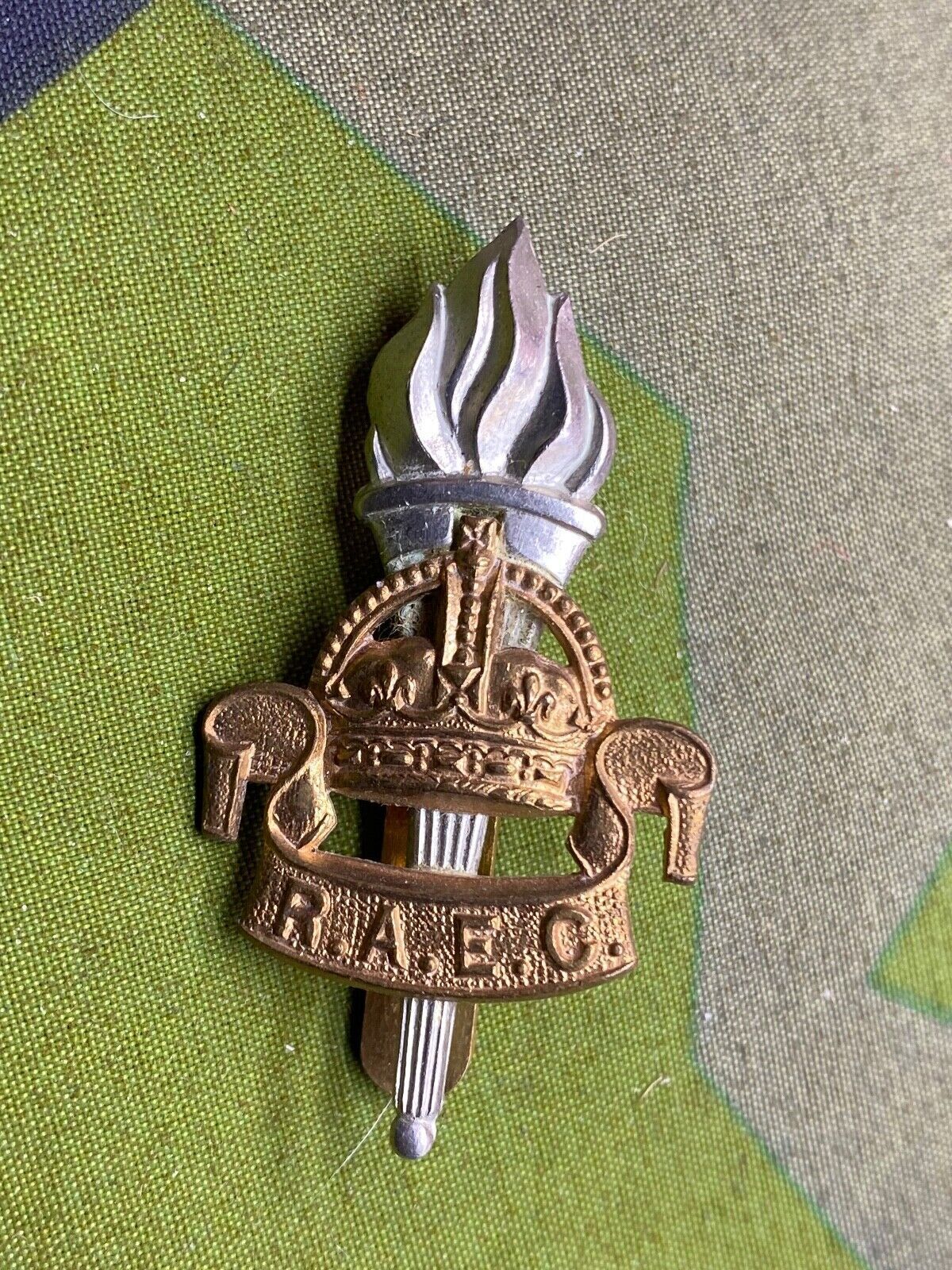 British Army Royal Army Education Corps King's Crown Cap Badge - The Militaria Shop