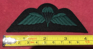 A black backed green British Army paratroopers uniform jump wing badge B15 - The Militaria Shop