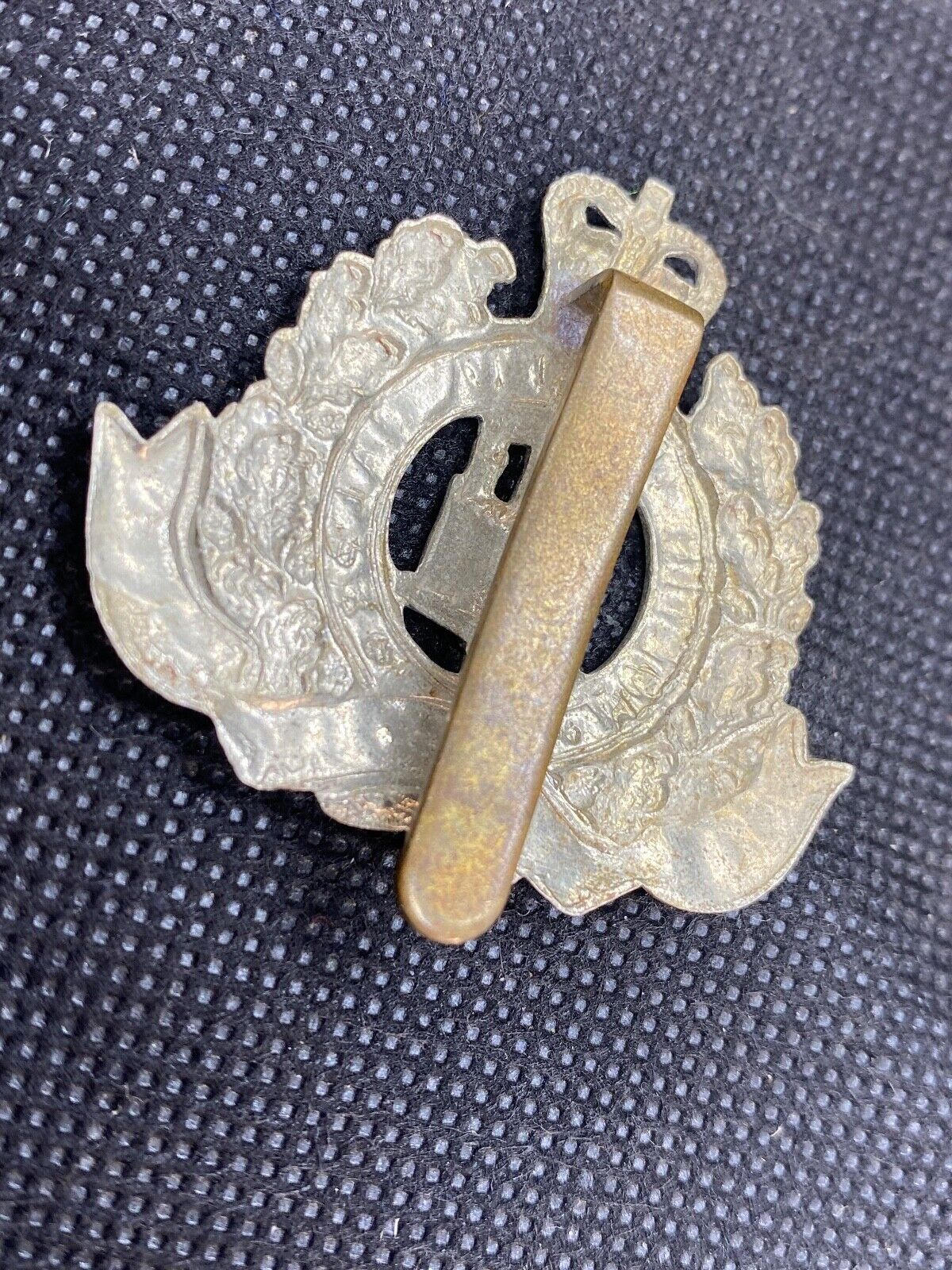 British Army QC SUFFOLK REGIMENT Cap Badge - The Militaria Shop