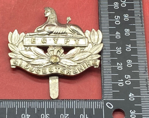 WW1 / WW2 British Army Gloucestershire Regiment White Metal Cap Badge. - The Militaria Shop