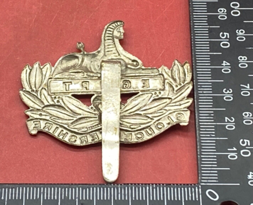 WW1 / WW2 British Army Gloucestershire Regiment White Metal Cap Badge. - The Militaria Shop