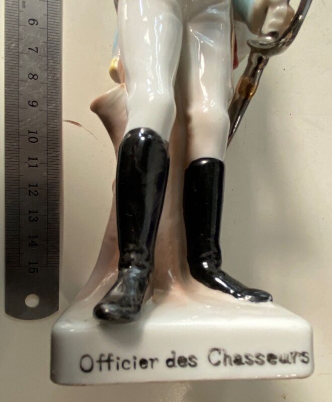 Vintage Porcelain Officier des Chasseurs figurine in excellent condition. - The Militaria Shop