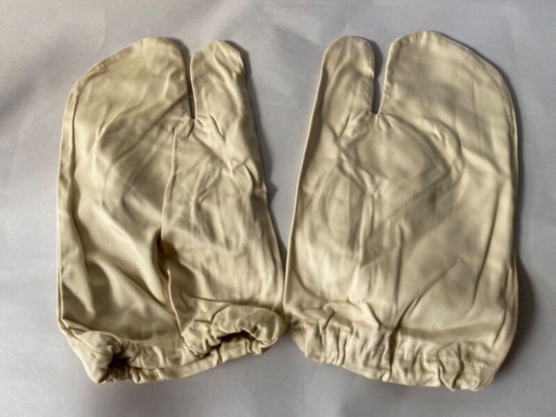 A Matching Pair of WW2 British Army Winter Gunners Gloves - Marked & Dated 1 - The Militaria Shop
