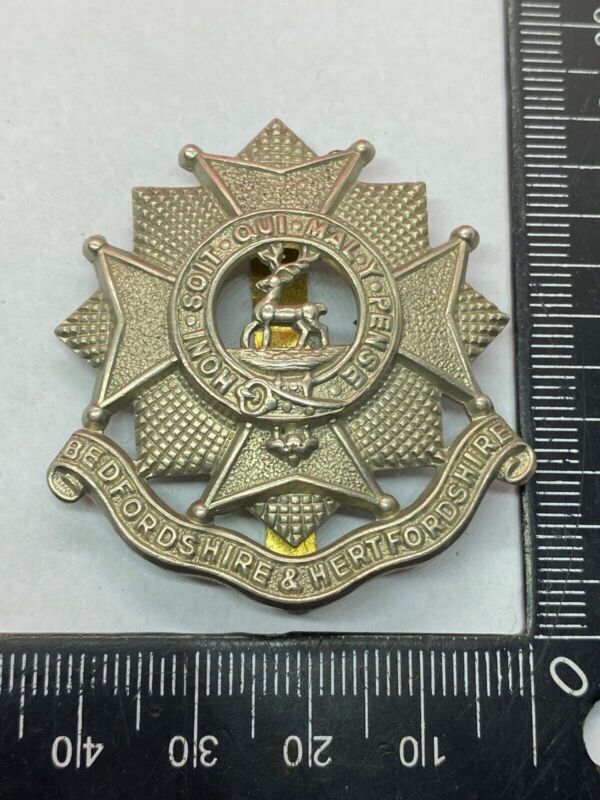Original WW1 / WW2 British Army Bedfordshire & Hertfordshire Regiment Cap Ba - The Militaria Shop