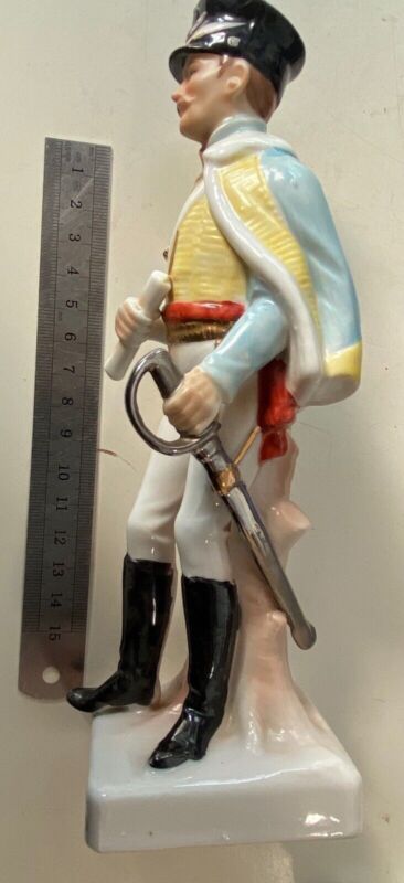 Vintage Porcelain Officier des Chasseurs figurine in excellent condition. - The Militaria Shop