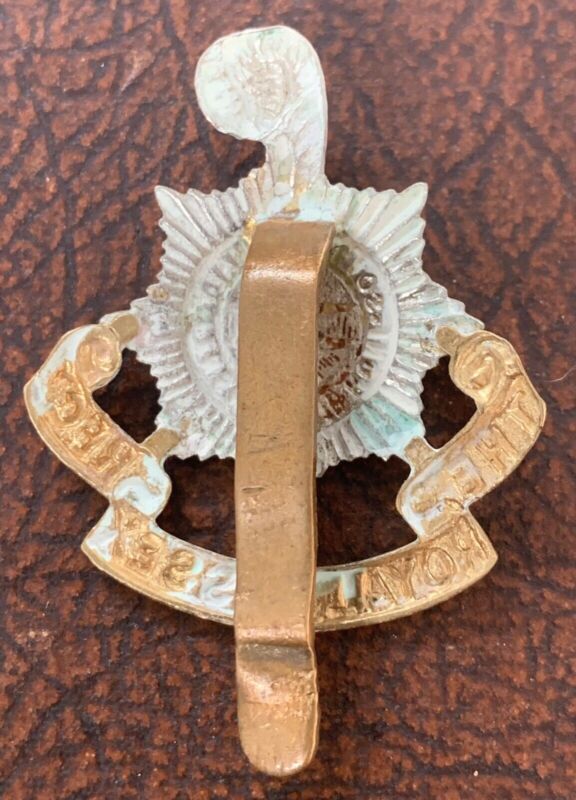 British Army WW1 / WW2 Kings Crown ROYAL SUSSEX REGIMENT cap badge with slider - The Militaria Shop