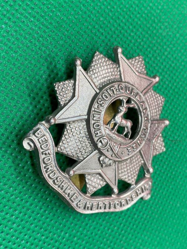 Original WW1 / WW2 British Army Bedfordshire and Hertfordshire Cap Badge - The Militaria Shop
