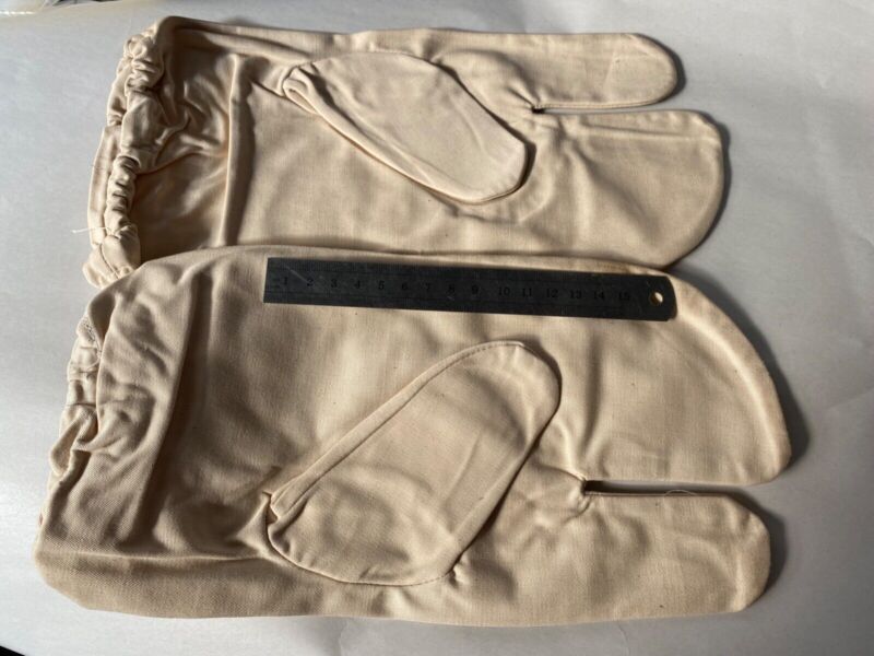A Matching Pair of WW2 British Army Winter Gunners Gloves - Marked & Dated 1 - The Militaria Shop