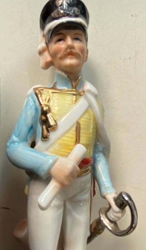 Vintage Porcelain Officier des Chasseurs figurine in excellent condition. - The Militaria Shop