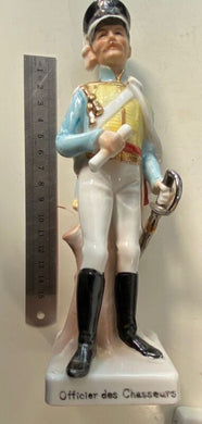 Vintage Porcelain Officier des Chasseurs figurine in excellent condition. - The Militaria Shop
