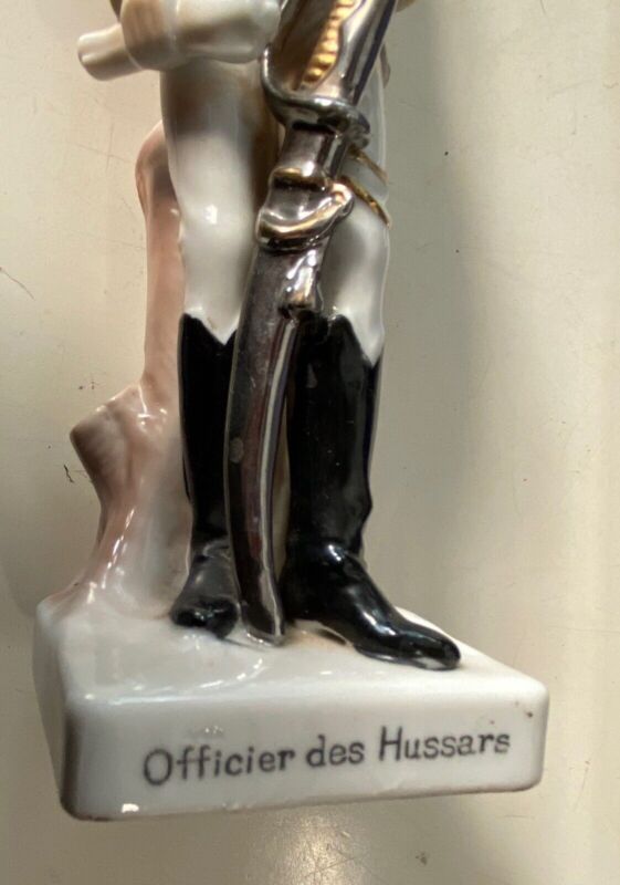 Vintage Porcelain Officier des Hussars figurine in excellent condition. - The Militaria Shop