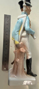 Vintage Porcelain Officier des Chasseurs figurine in excellent condition. - The Militaria Shop