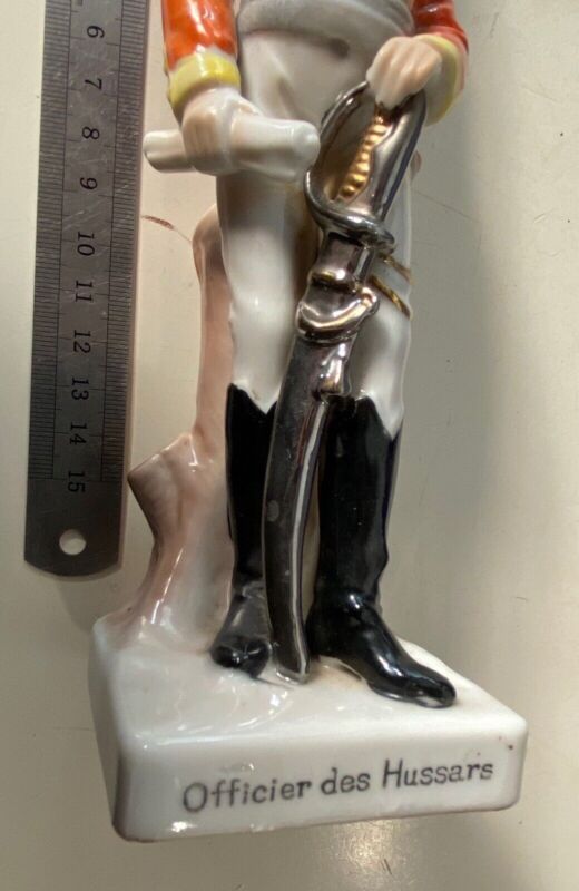 Vintage Porcelain Officier des Hussars figurine in excellent condition. - The Militaria Shop