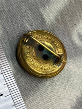 Charger l&#39;image dans la galerie, Original WW1 / WW2 British Army General Service Gilt Metal Button Brooch
