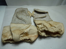 Load image into Gallery viewer, Original WW2 Pattern British Army White Camouflaged Gloves / Gunners Mittens
