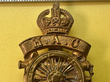 Load image into Gallery viewer, Original WW1 / WW2 British Army Royal Honourable Artillery Company Cap Badge HAC
